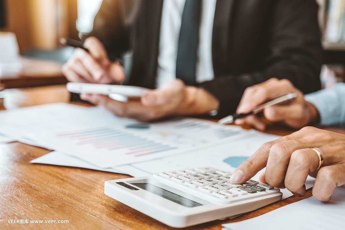 會計業務團隊會議策劃、戰略分析、投資節約理念。會議討論新計劃財務圖表數據