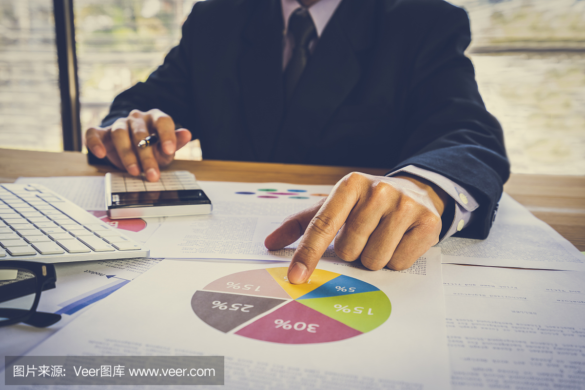 商人或會計工作計算器計算業務數據的概念。會計、投資顧問咨詢財務報告的情況,并在辦公室策劃營銷計劃。